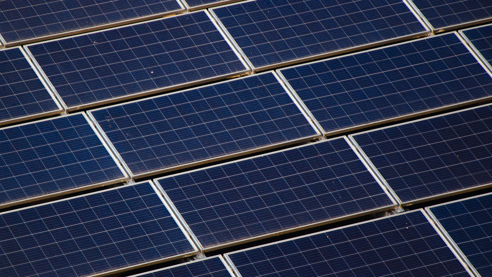 Große Photovoltaikanlage auf einem Gewerbedach