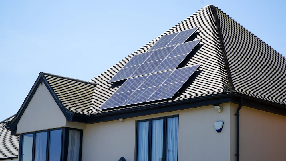 Einfamilienhaus mit Photovoltaikanlage auf dem Dach